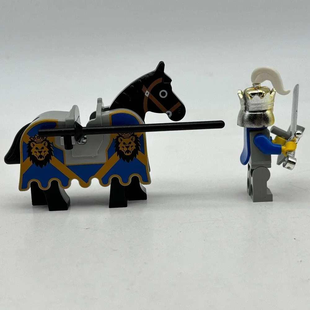 LEGO Castle Royal Knights King Leo Horse Rider Lion Shield Chrome Helmet Vintage
